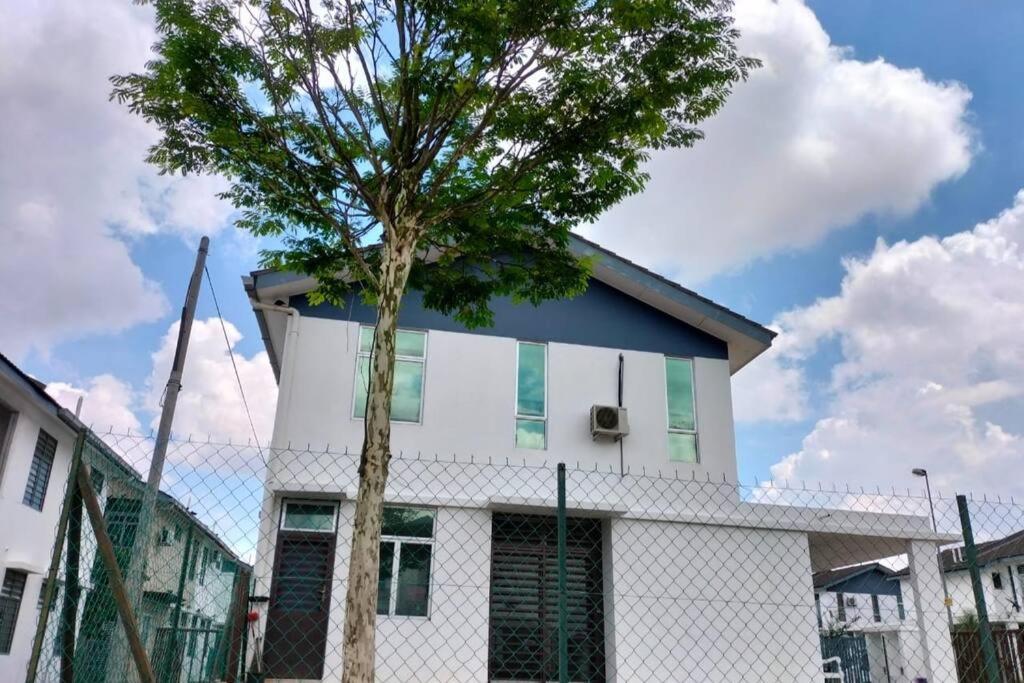 Iris 55 Corner Lot House Spacious Outdoor With Wi-Fi Johor Bahru Exterior photo